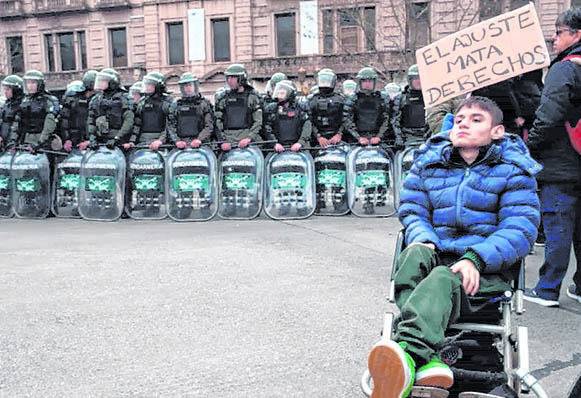 Una marcha al pulso de lo que pasaba en Diputados