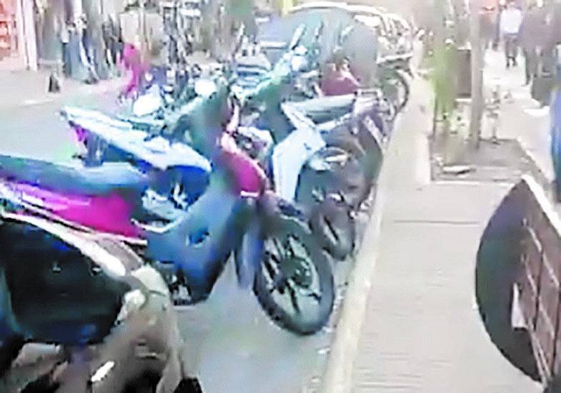 De la vereda a la calle, pero sigue la queja por las motos