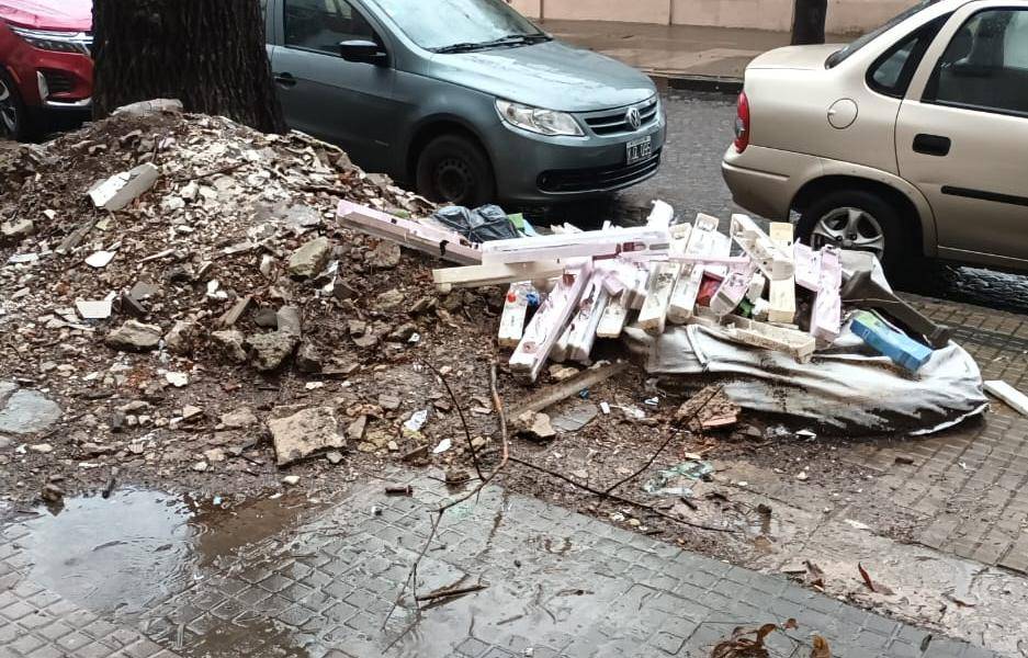 En pleno Centro, cúmulo de residuos y escombros genera malestar vecinal