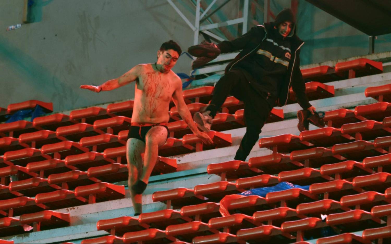 VIDEO. ”Pedí perdón”: barras de Independiente golpearon a dos hinchas chilenos y los obligaban a pedir perdón como en la cárcel 