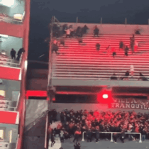 Terror en Avellaneda: el impactante video del momento en que un hincha de la U cae al vacío