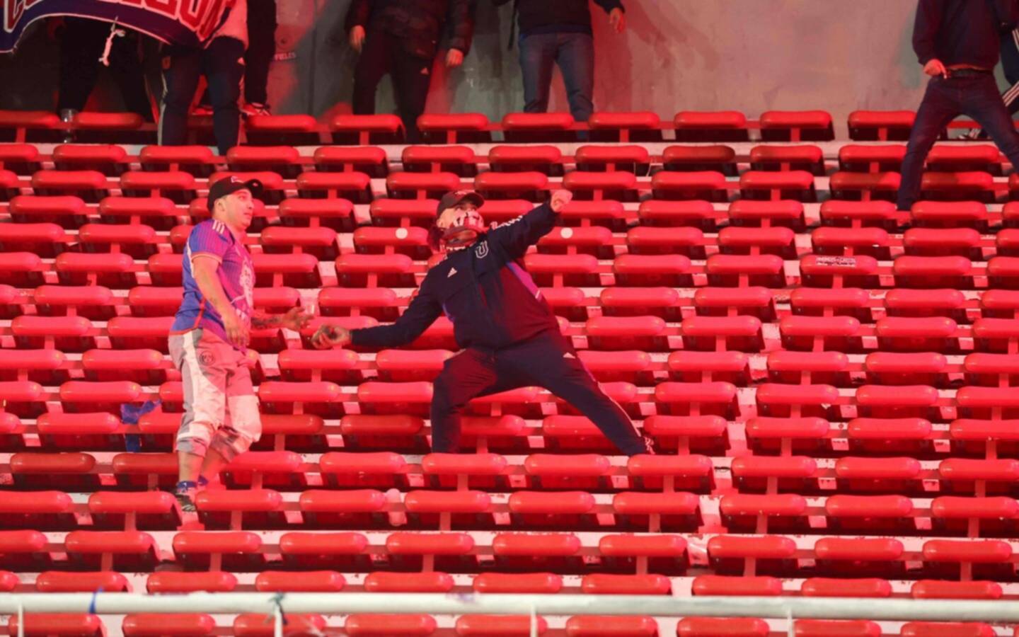 Independiente vs U. de Chile.- Barbarie en Avellaneda: la Provincia le apuntó al Rojo y Conmebol por los incidentes