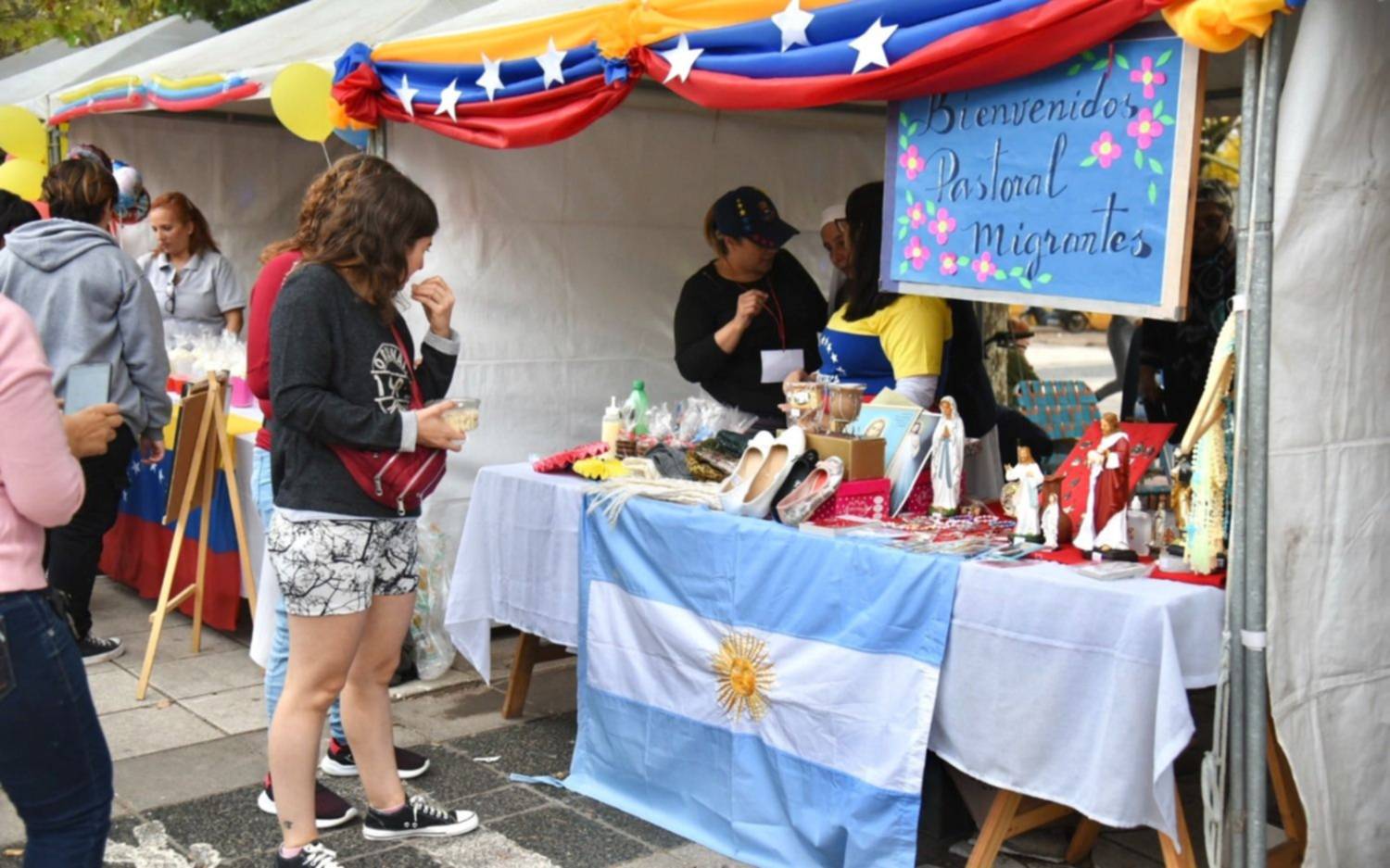 Fiesta Tricolor en Plaza Moreno de las colectividades colombiana, ecuatoriana y venezolana