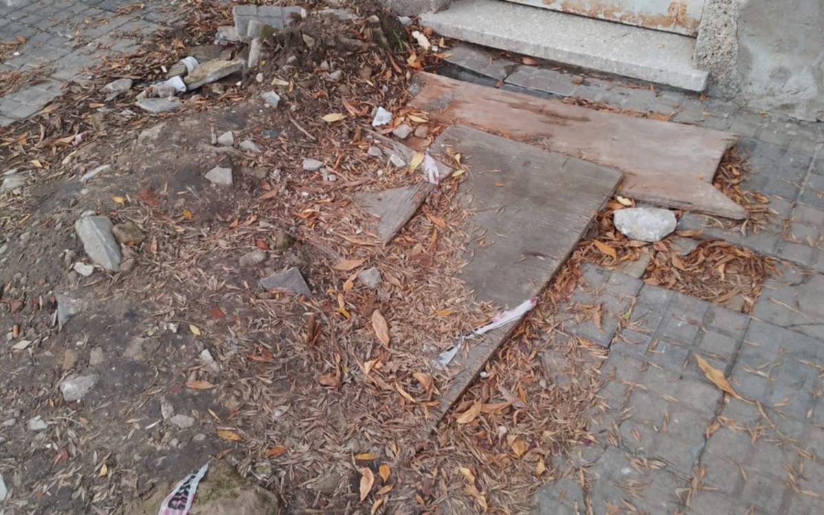 Tiene 74 años y debe “saltar” para entrar a su casa por una obra inconclusa de ABSA