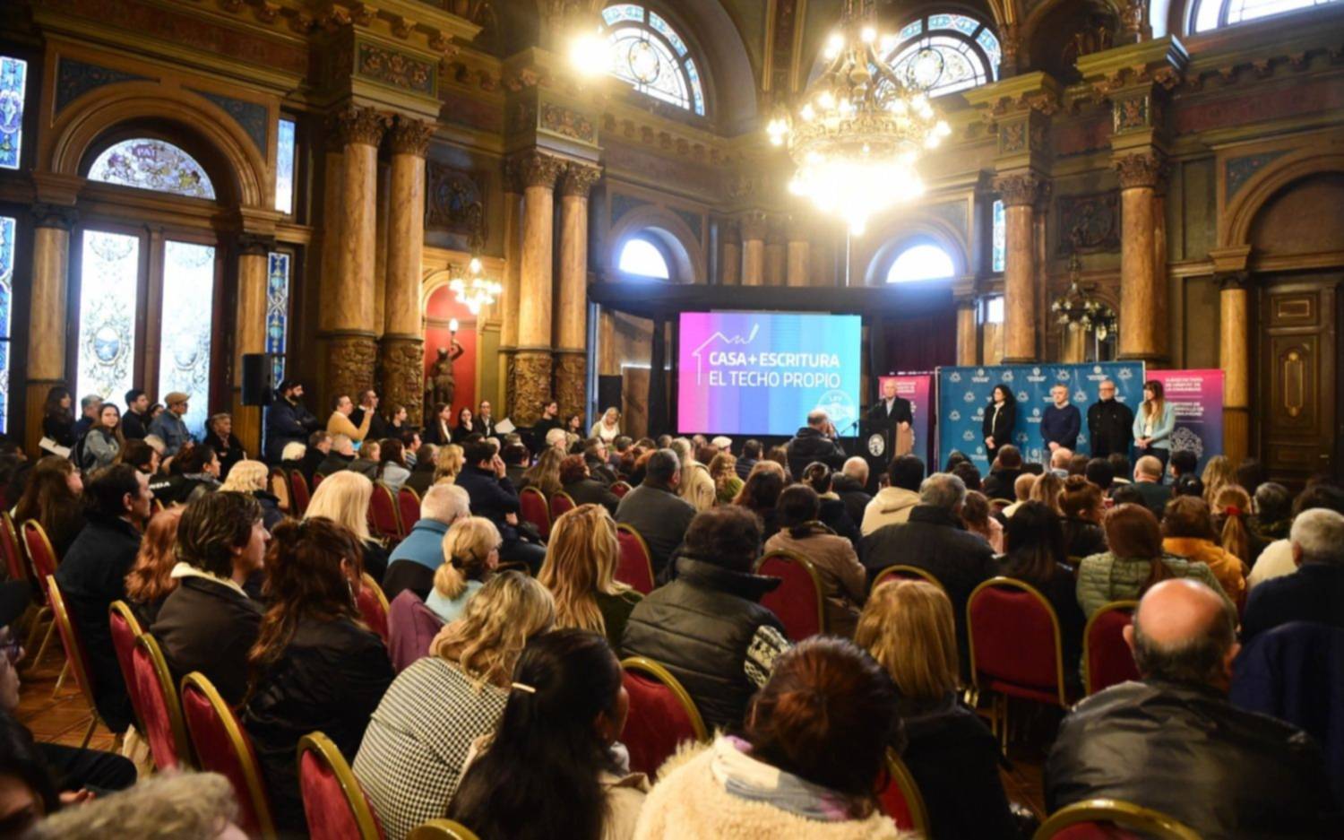 Entregaron más de 300 escrituras sociales a familias de La Plata