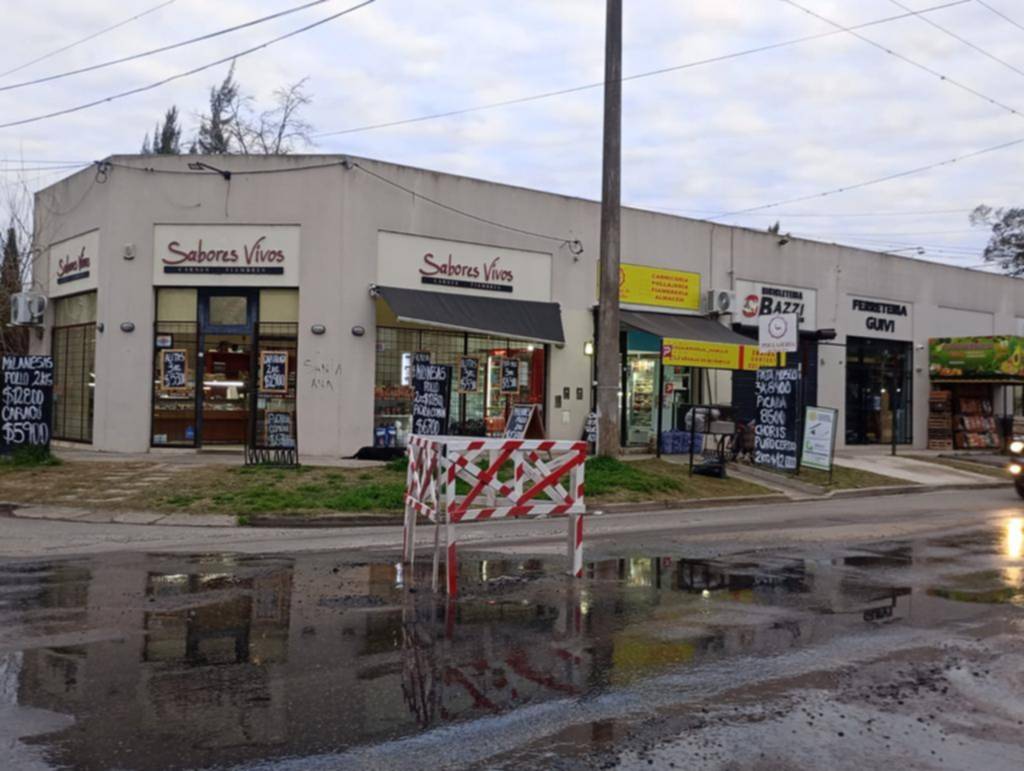 En la esquina de 462 y 18, una pérdida de agua generó un pozo