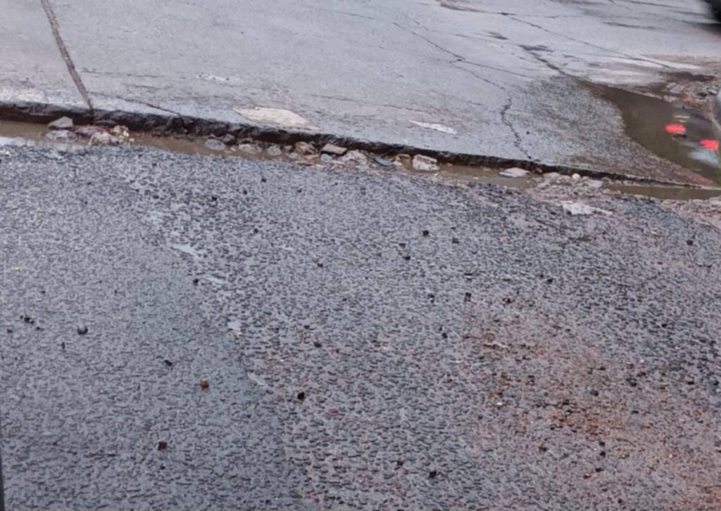 El asfalto cortado por una grieta en la esquina de 137 y 47