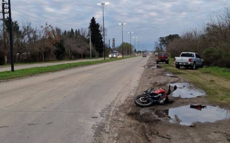 Una camioneta chocó a un motociclista y terminó herido en la zona oeste de La Plata