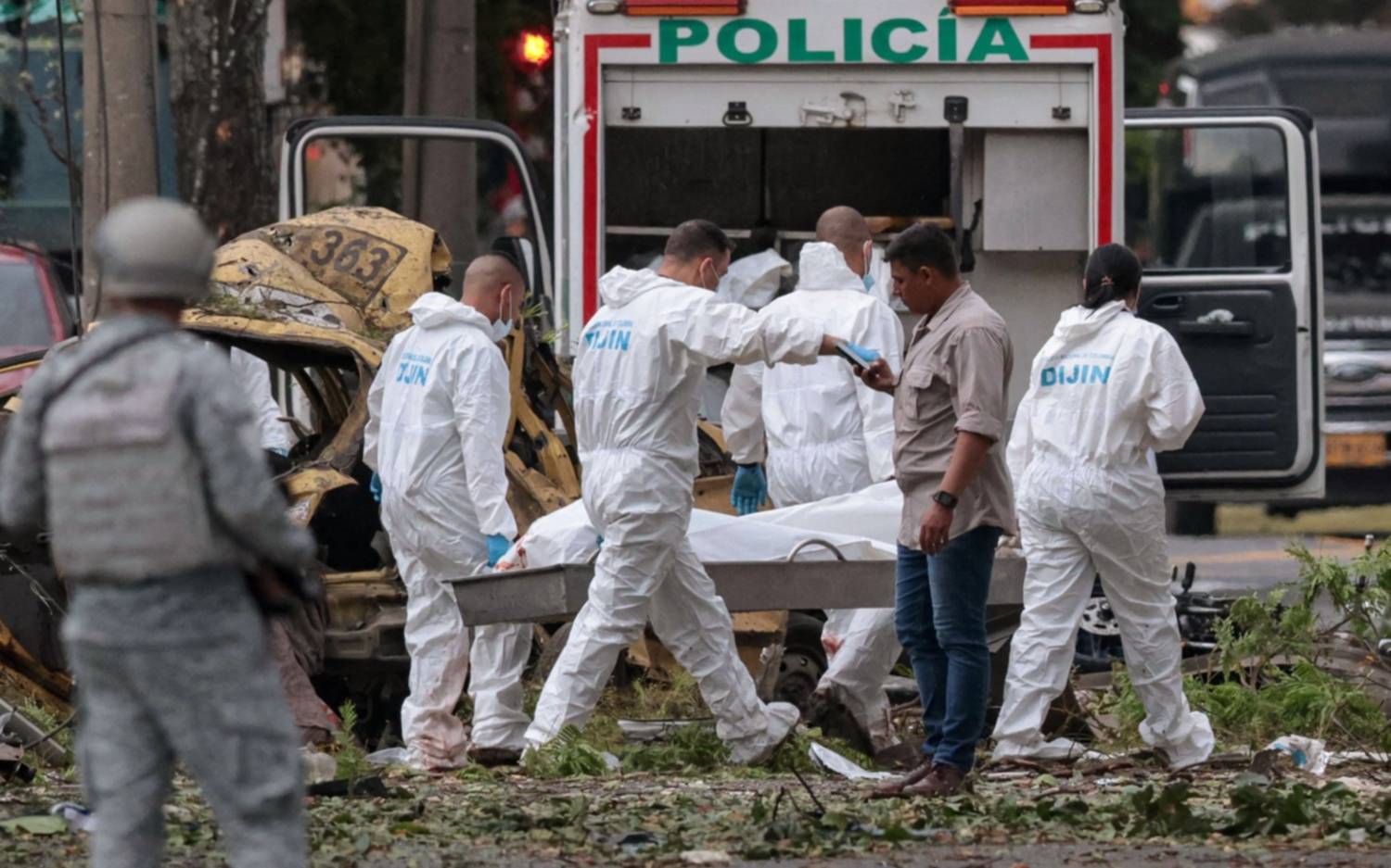 Colombia otra vez bajo el yugo terrorista: ya son 18 los muertos ataques con coche bomba, drones y fusiles