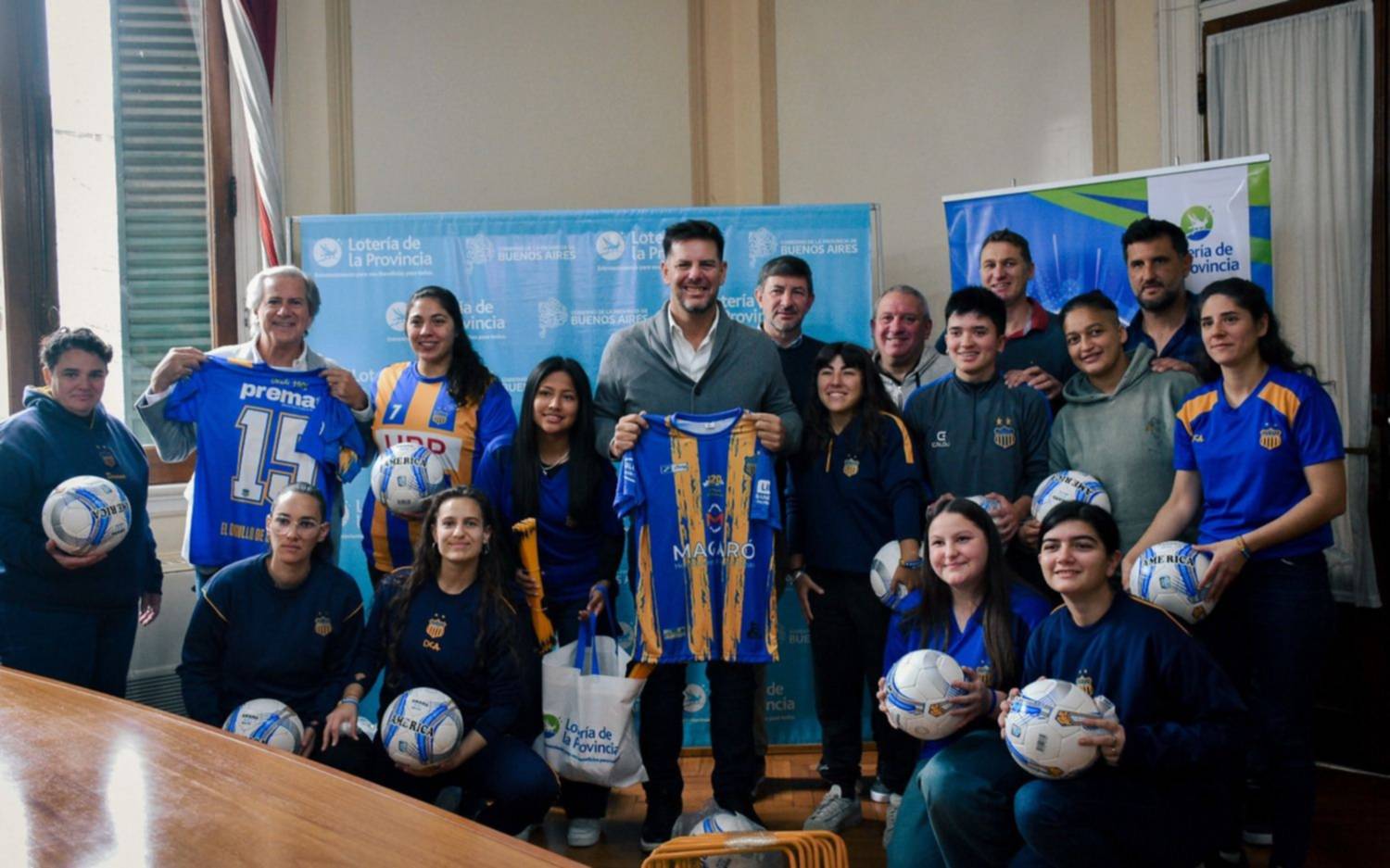 Donaron pelotas y equipamiento para el fútbol femenino de Everton