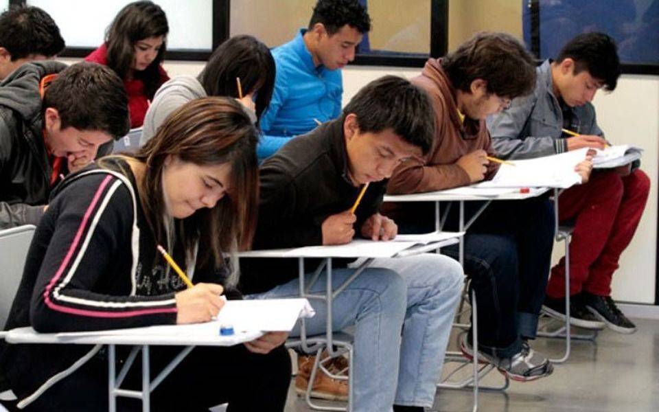 Estudiantes en crisis: 6 de cada 10 adolescentes de 15 años sienten que su situación económica limita sus planes a futuro