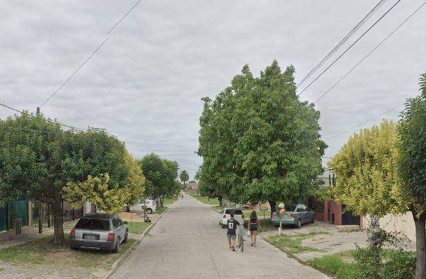 Lo amenazaron con un arma y saltó de su auto en movimiento