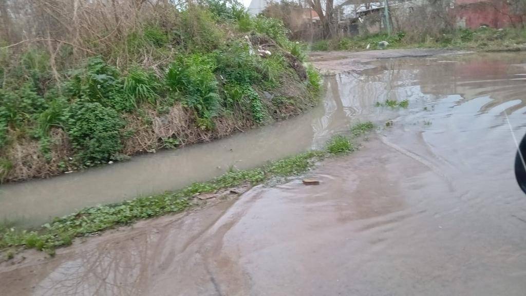 Una zanja tapada en 125 y 14, Berisso, genera una laguna en los días de lluvia