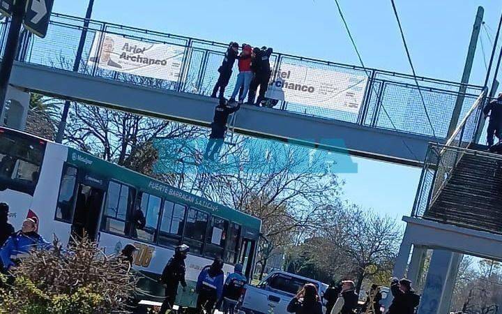 Extrema tensión en La Plata: un hombre intentó arrojarse del puente en medio del fuerte operativo policial por los manteros