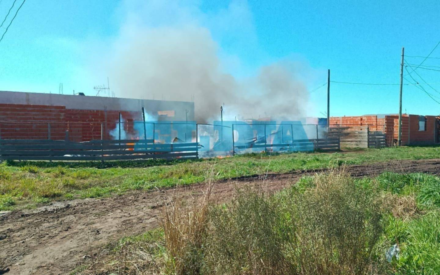 Incendio arrasó con una casilla en la Megatoma de Los Hornos: "Comenzó por una estufa"