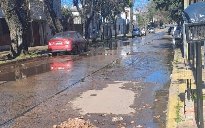 Olor nausebundo y trastorno para peatones en barrio Norte por una cloaca tapada
