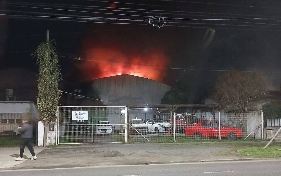 ¿Incendio intencional en una agencia de autos de Ensenada? 