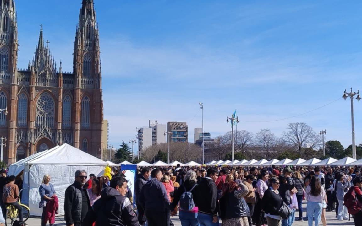 A puro sol, las colectividades colombiana, ecuatoriana y venezolana celebran la Fiesta Tricolor en Plaza Moreno