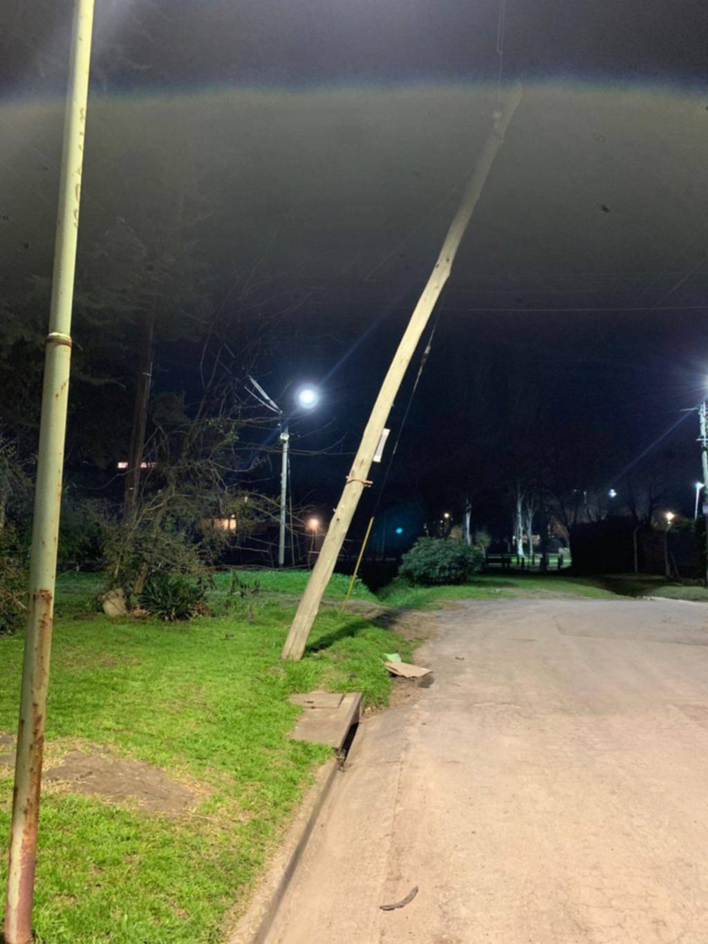 Un poste próximo al derrumbe provoca alarma en los vecinos de Gonnet