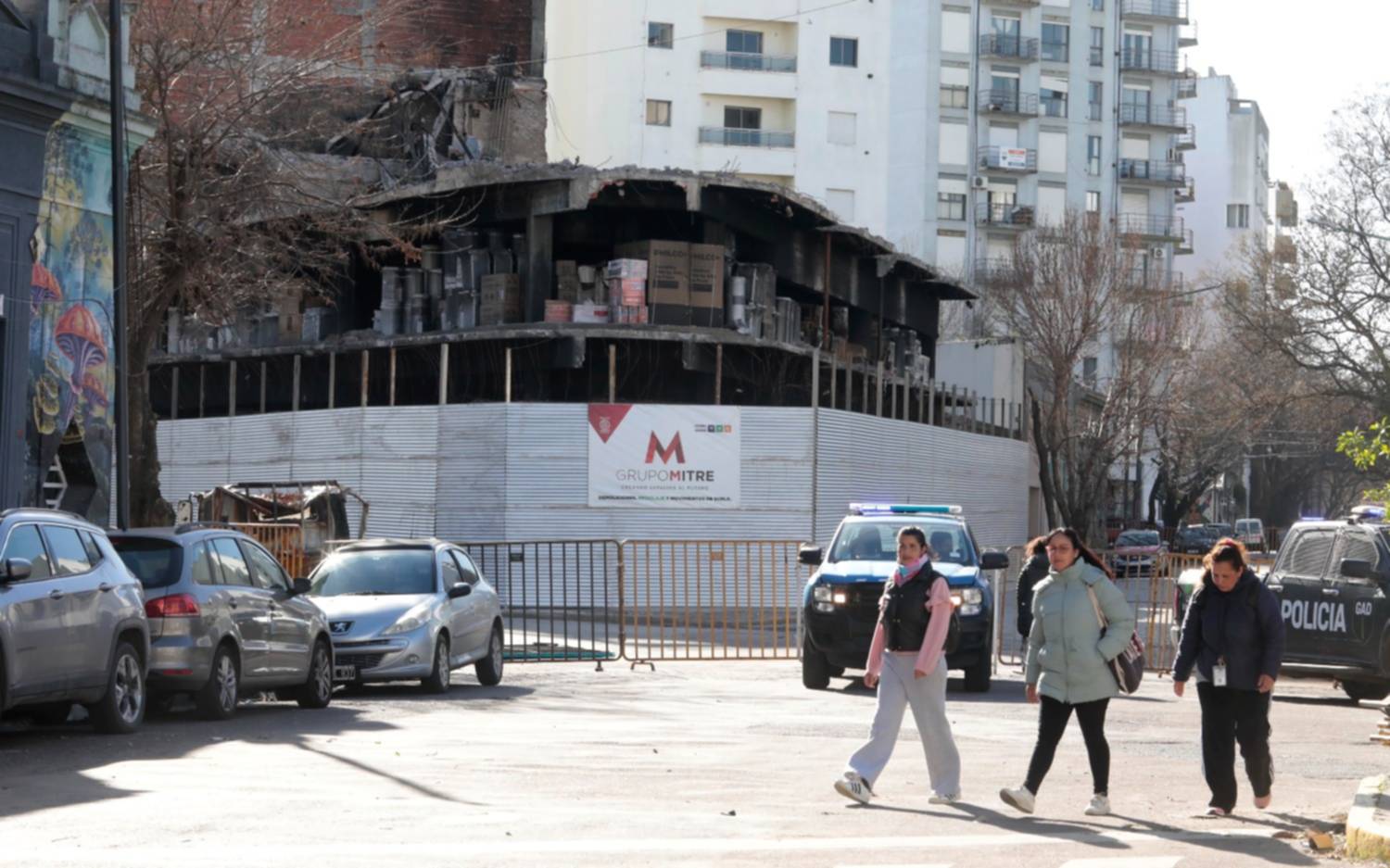 Sin tránsito, pero con veredas liberadas en la demolición de diagonal 77 y 48