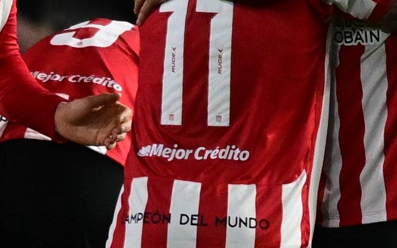 Estudiantes presenta nueva camiseta por los 120 años: cuánto cuesta y dónde se consigue
