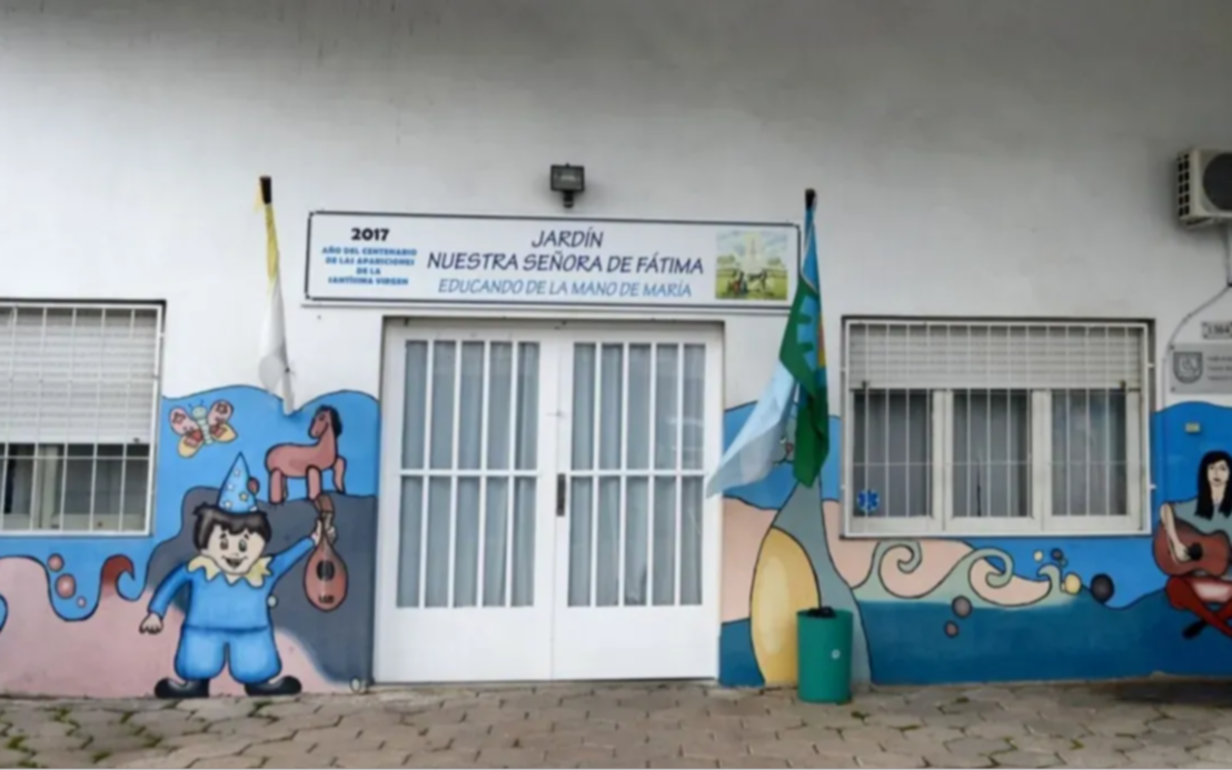 La maestra acusada de "amordazar" a nenes, ausente en una audiencia clave: como continúa la causa