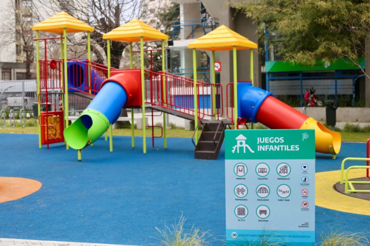 Iluminación, juegos y postas deportivas: renovaron la Plaza de la Identidad y la Memoria en La Plata
