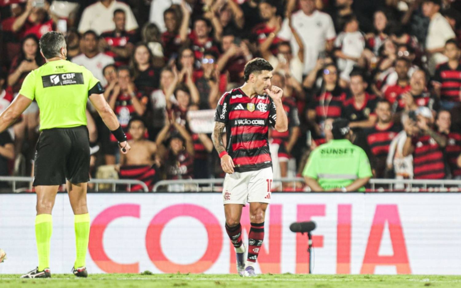 Antes de jugar con Estudiantes por Copa Libertadores, Flamengo goleó 8 a 0 a Vitória por la fecha 21 del Brasileirao