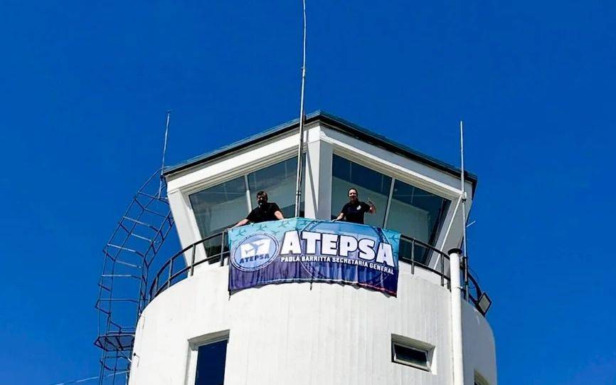Arrancó el tercer día de paro de los controladores aéreos y el Gobierno lanzó una advertencia