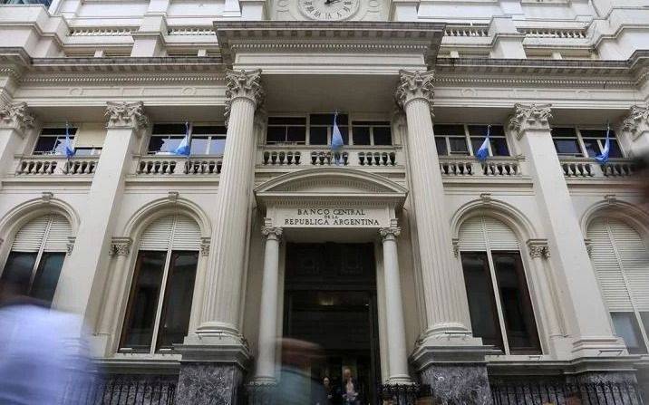 “No habrá pesos”: el Gobierno volvió a subir los encajes bancarios en la previa de una jornada clave