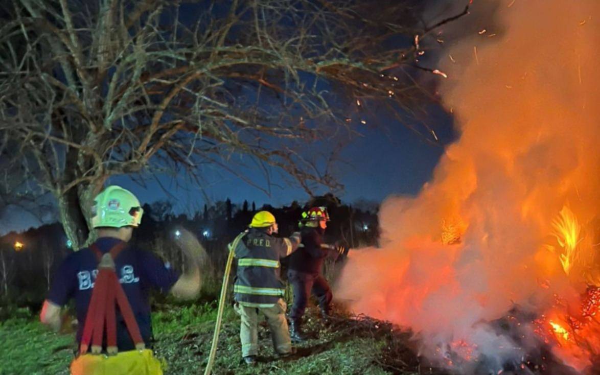 Fuego, tensión y asistencia a vecinos por inhalación de monóxido de carbono en Arturo Seguí