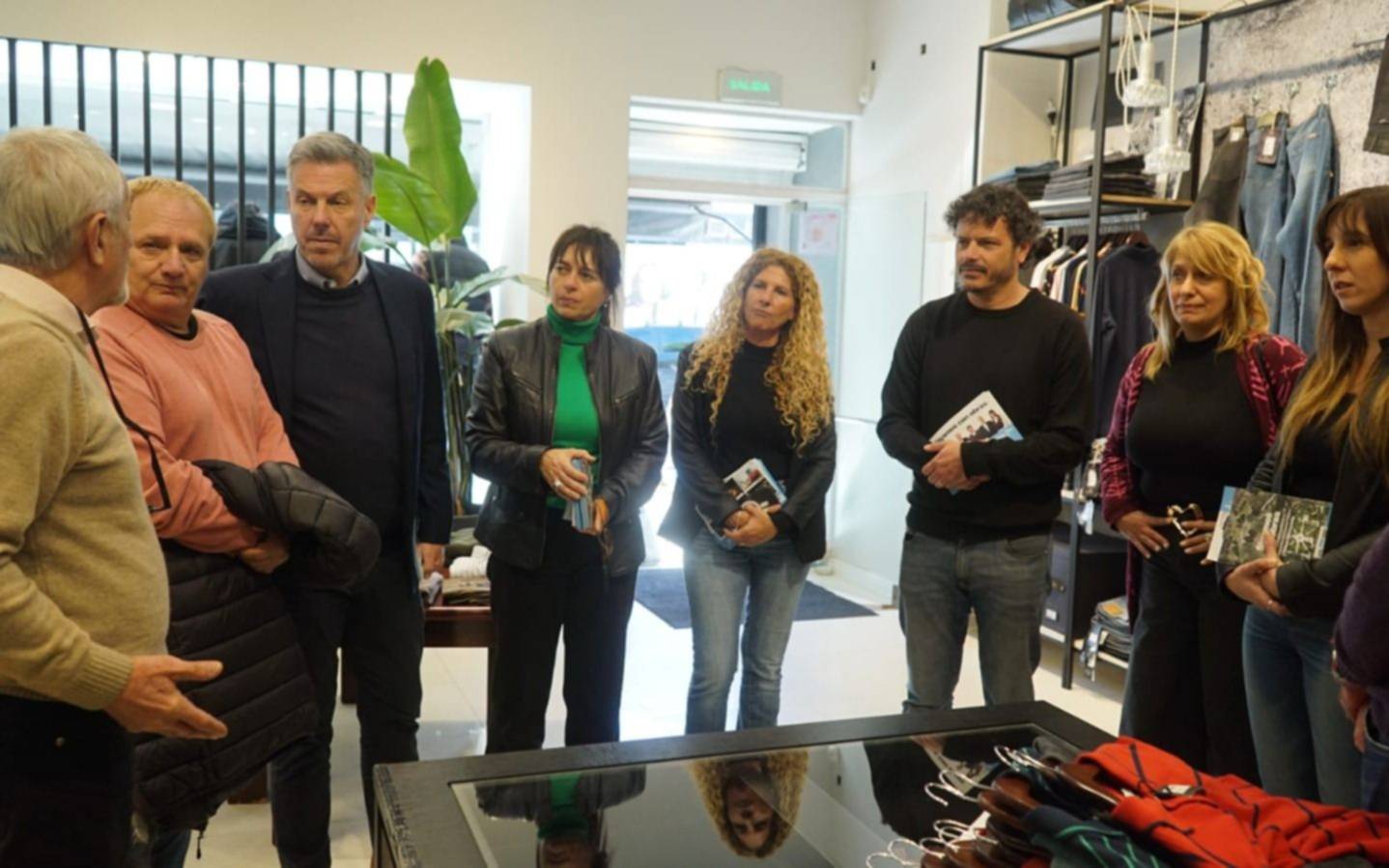 Candidatos de Fuerza Patria recorrieron comercios del centro