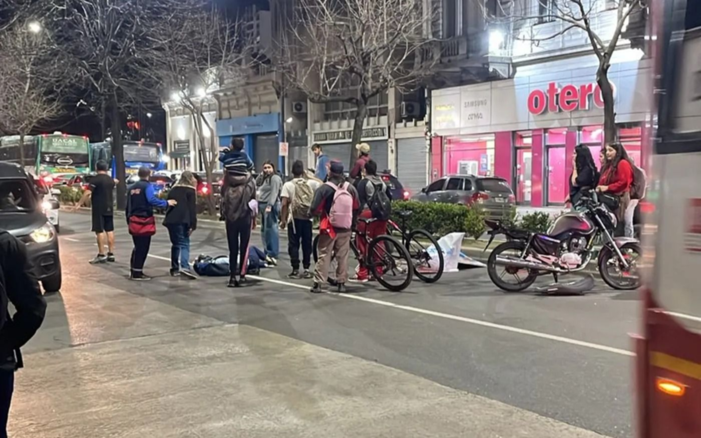 Choque y fuga en pleno centro de La Plata: embistió a una motociclista y escapó