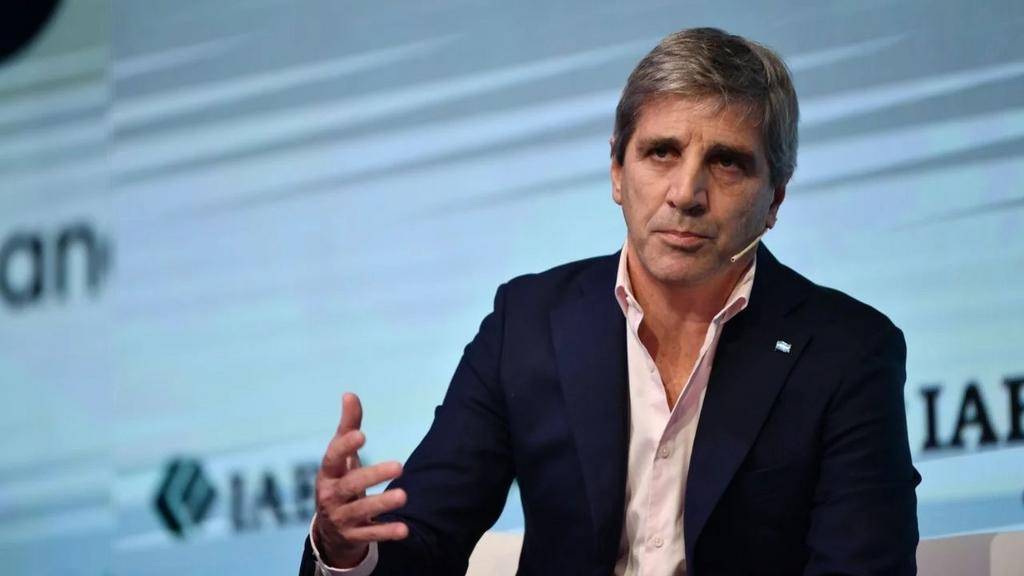 El ruido político disparó el riesgo país, pero los dólares bajaron un poco