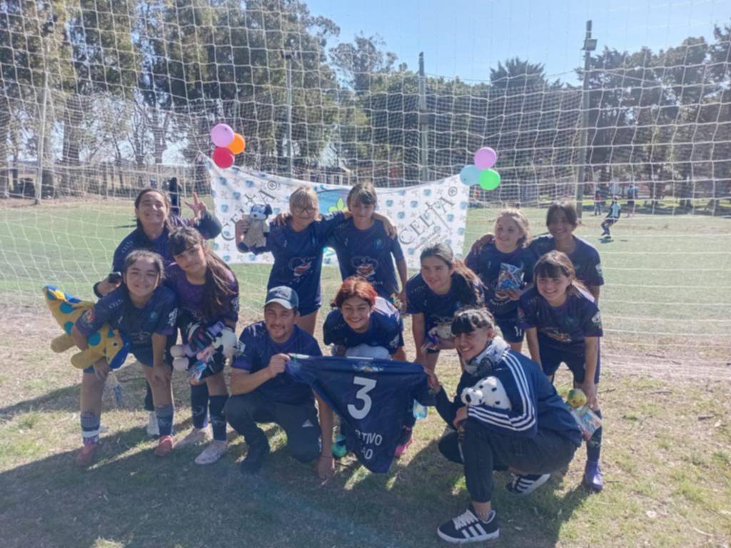 El desfile de las campeonas del femenino de LAFIR