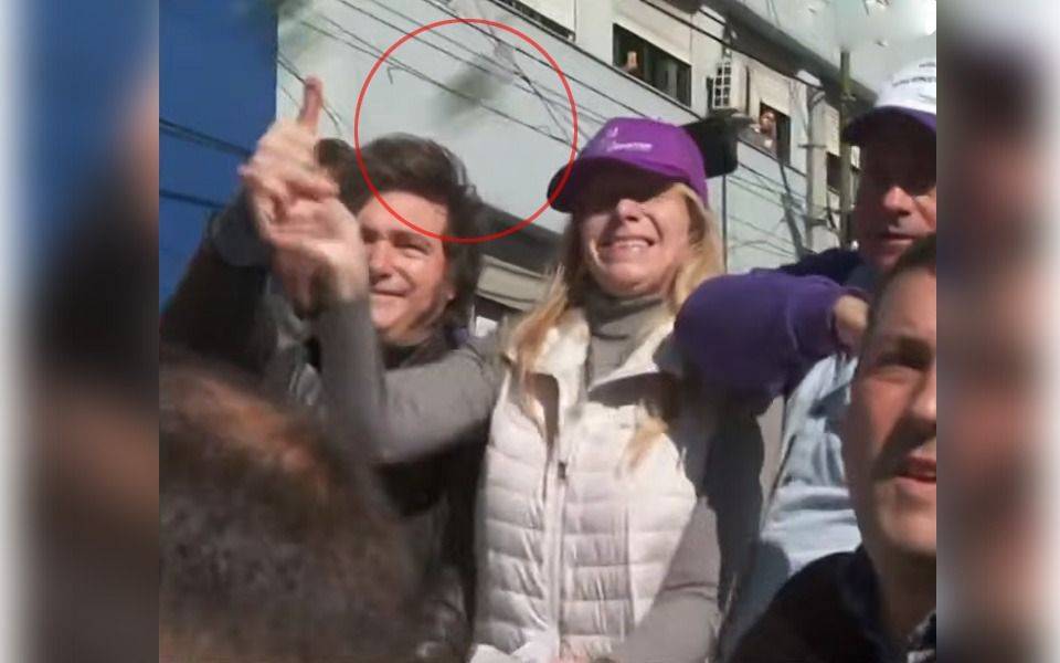 VIDEO. El momento exacto que una piedra roza la cabeza de Javier Milei