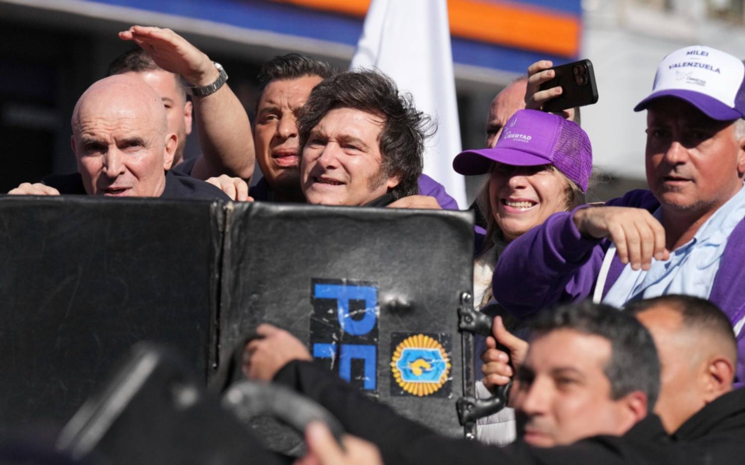 La reacción del Gobierno tras el ataque a la caravana de Milei: "Violencia y atraso"