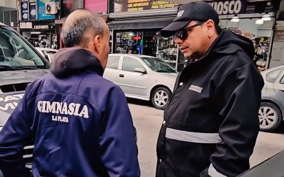 "¿De qué barrio sos?": un trapito con el buzo de Gimnasia fue desalojado de Mar del Plata