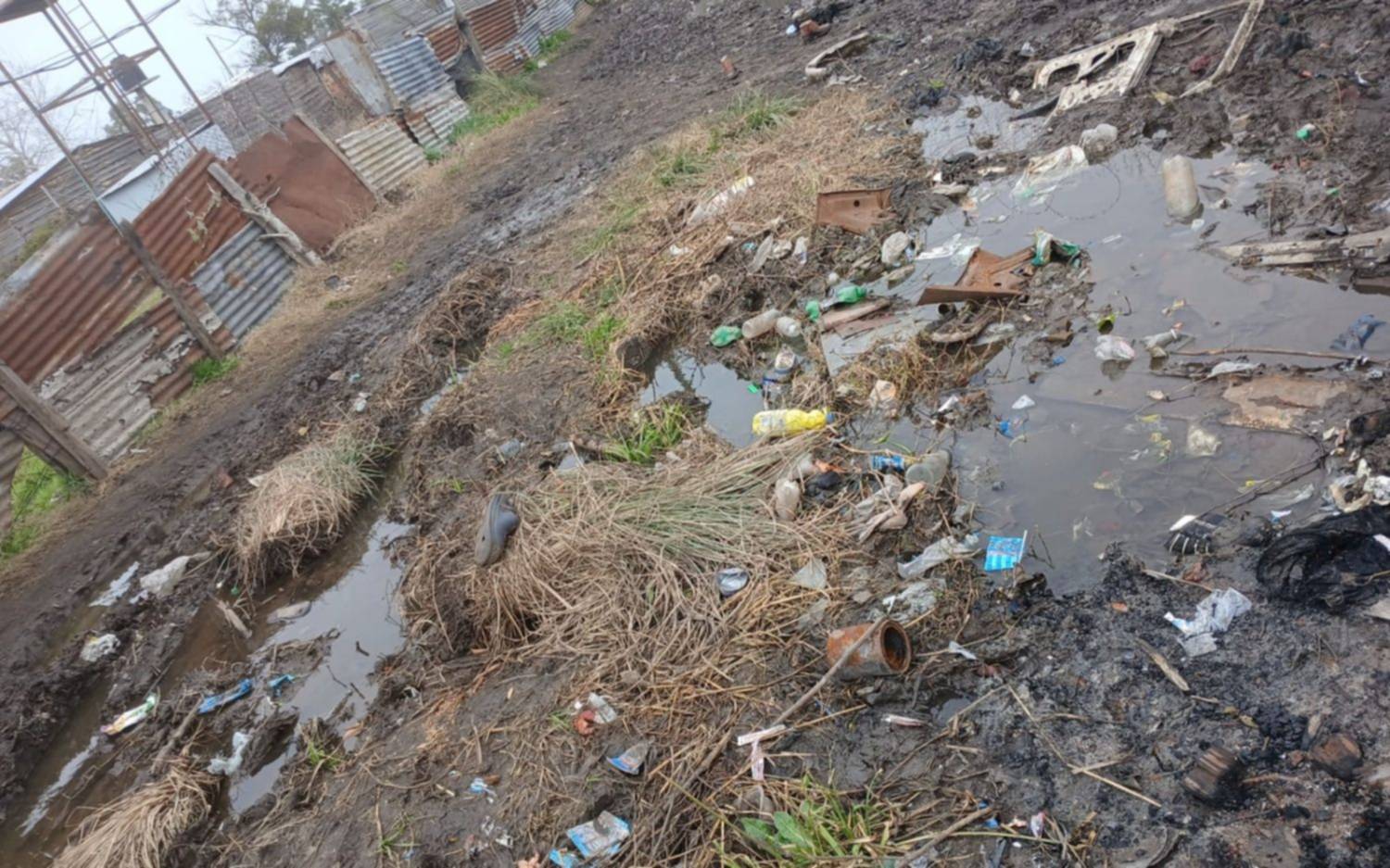 Vecinos de un barrio de La Plata “intransitable” reclaman mejoras