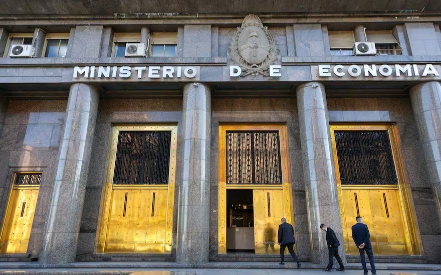 El Gobierno renovó los vencimientos de deuda en pesos, pero con tasas de hasta 75%