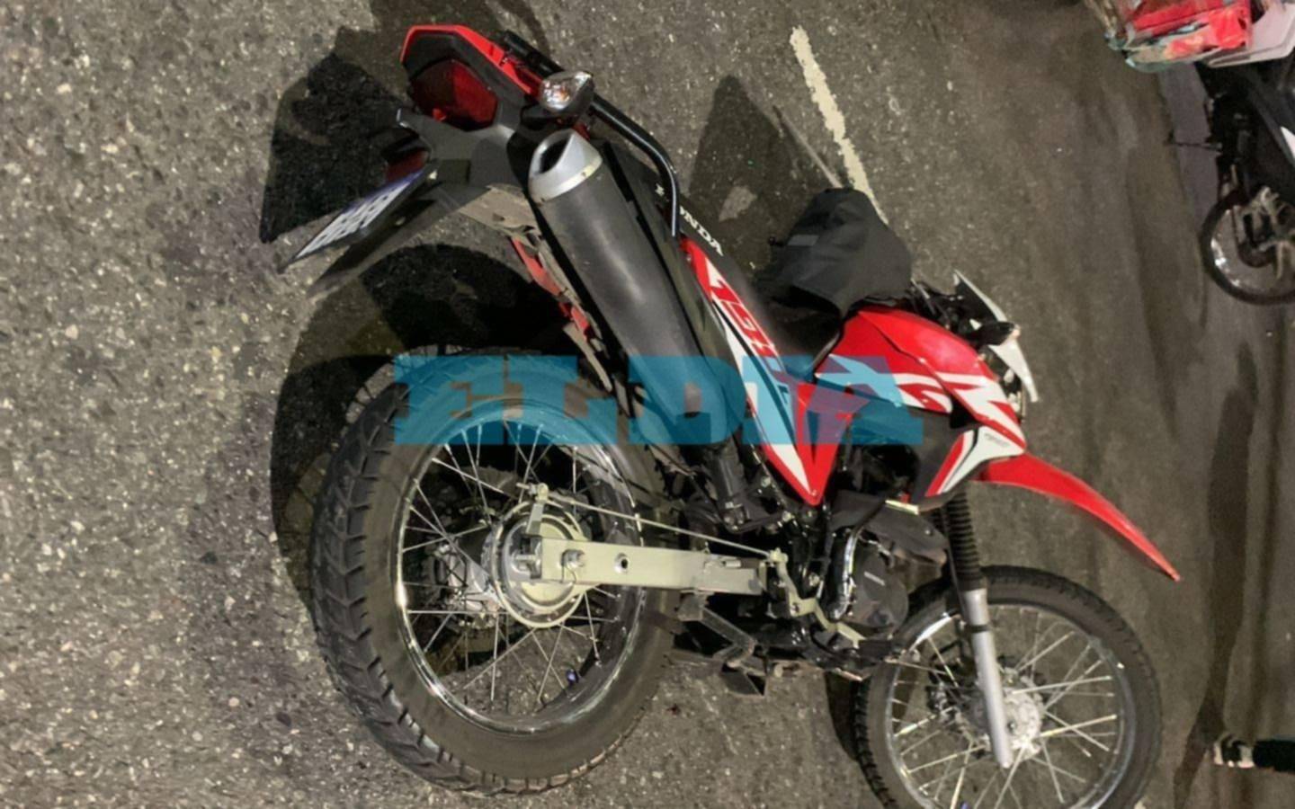 Tragedia en La Plata: un repartidor chocó con su moto y murió 