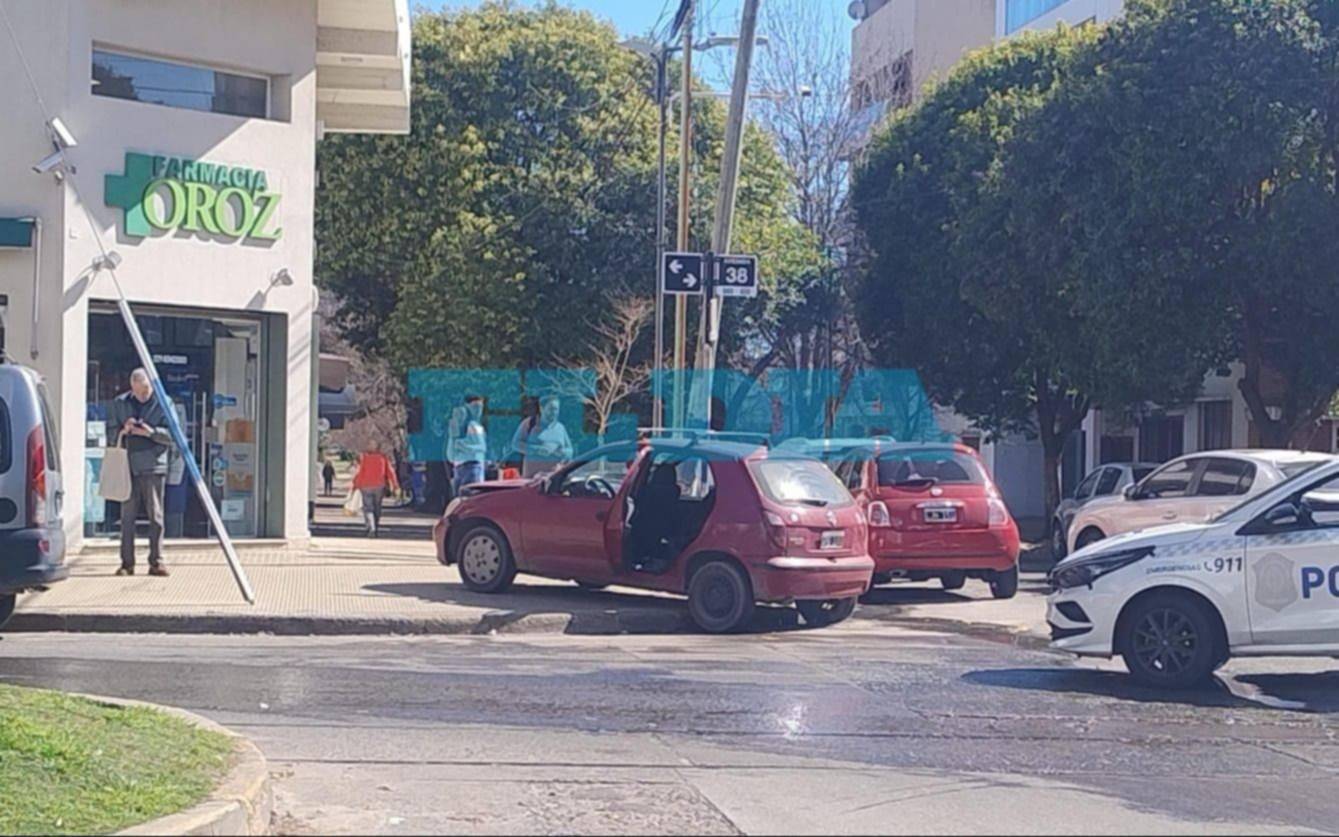Tránsito sin remedio en La Plata: casi se incrusta contra una farmacia llena de clientes