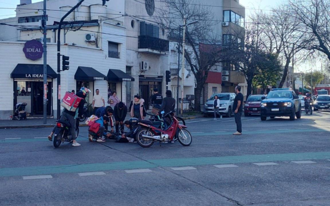 Choque en diagonal 74: una ciclista quedó con la mano atrapada