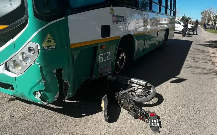 Dos heridos tras el choque entre un colectivo y una moto en Altos de San Lorenzo