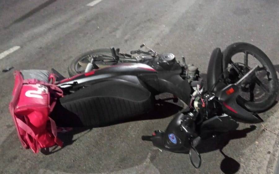 Un repartidor voló por el aire tras chocar contra una obra en plena Avenida 7