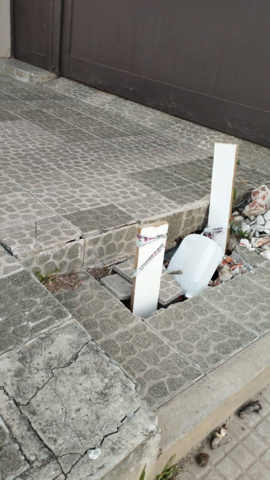 En 6 entre 528 bis y 529, un problema con el agua y un peligro en la vereda