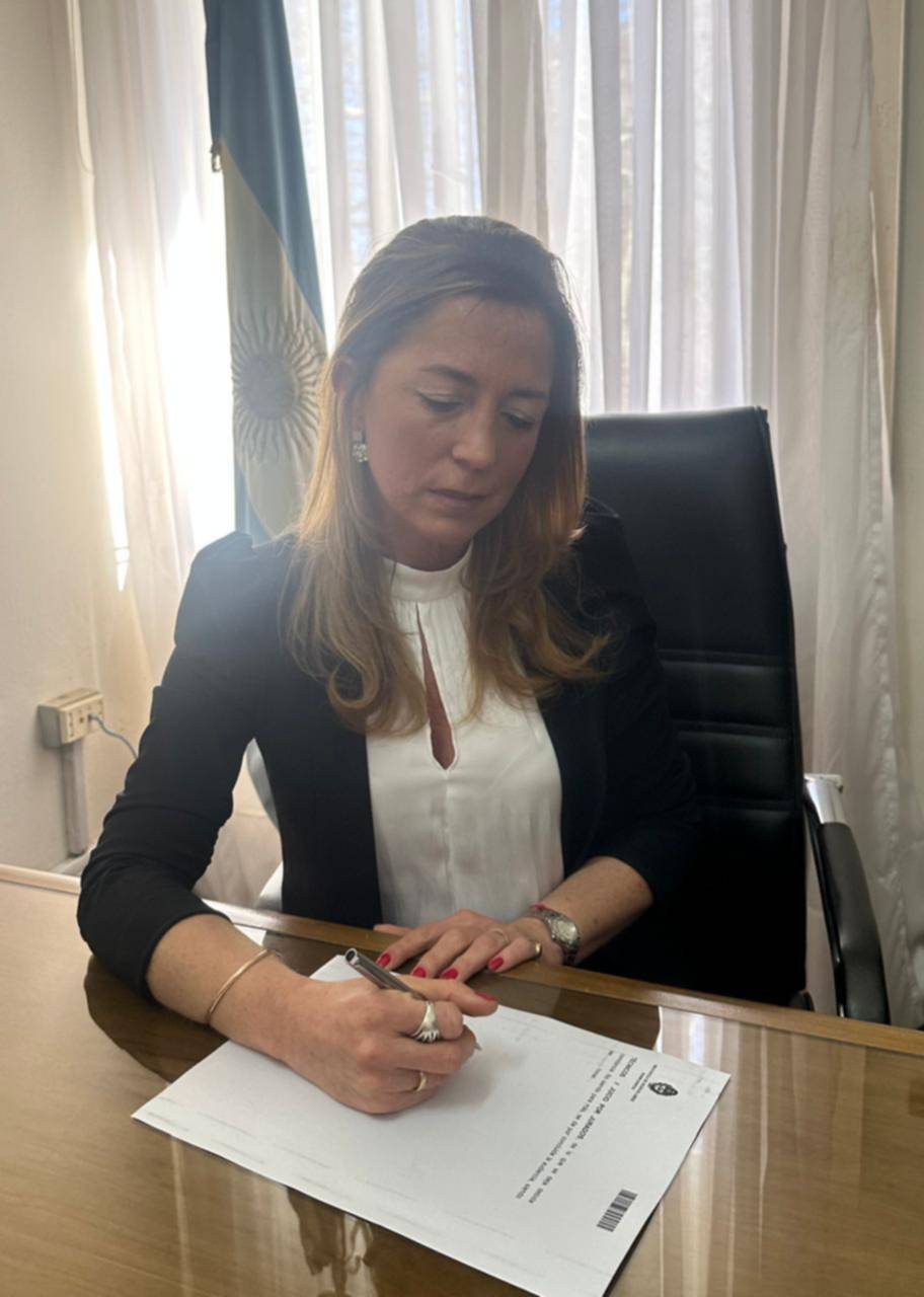 Una condena y detención casi termina con golpes