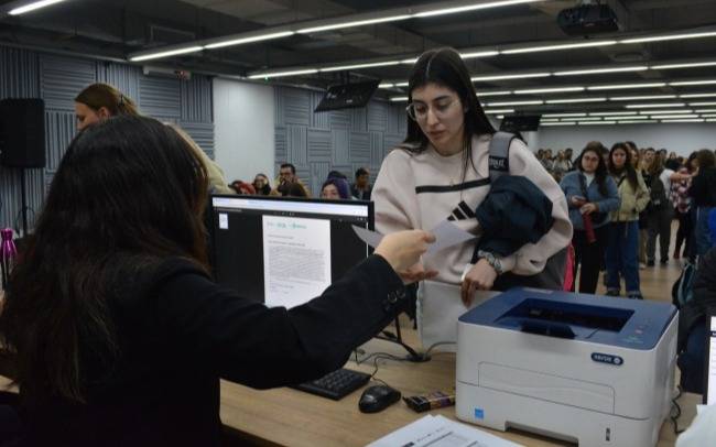 Los hospitales y salitas que dependen de la Provincia sumarán más de 1580 jóvenes profesionales