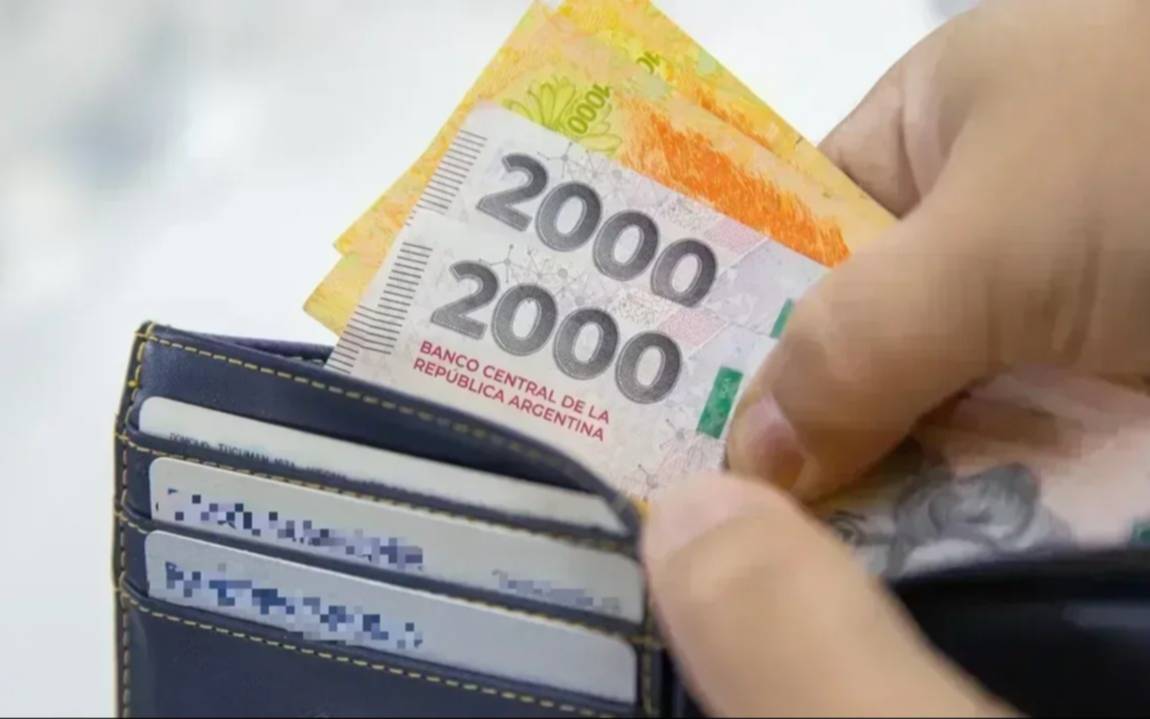 Micros, prepagas, colegios privados y más: todos los aumentos que se activan el próximo lunes