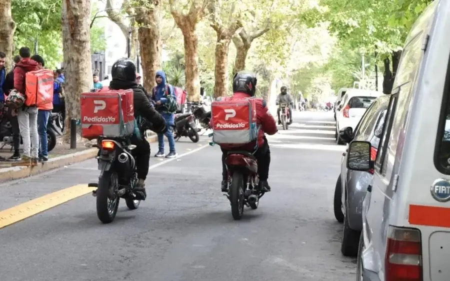 ¿Accidente o ataque? Repartidores preparan una movida por el joven que murió en el centro de La Plata